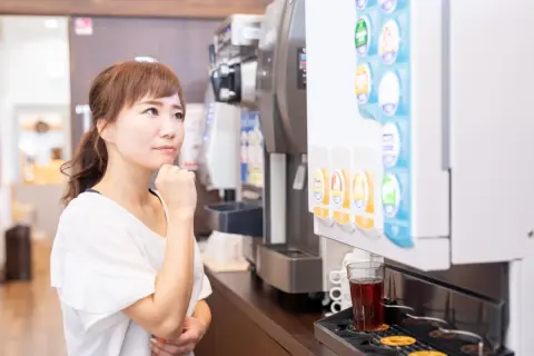 ファミレスでママ友が「ドリンクバー」を注文！ 私は「水でいい」と言ったら「全員が頼まないのはマナー違反」とのこと。“回し飲み”しなくても、本当にダメなのでしょうか？