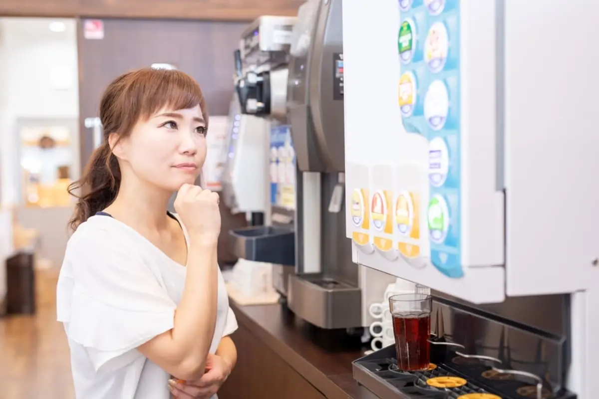 ファミレスでママ友が「ドリンクバー」を注文！ 私は「水でいい」と言ったら「全員が頼まないのはマナー違反」とのこと。“回し飲み”しなくても、本当にダメなのでしょうか？