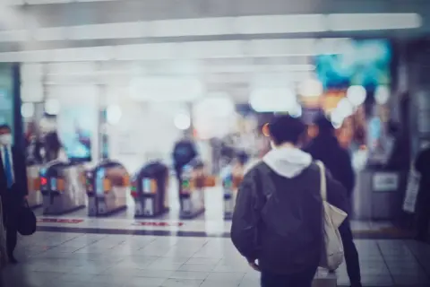 同僚が「乗換駅でいったん改札を出ても運賃が変わらなかった」と言うのですが、これは仕様？ それとも例外？ 交通系ICのルールとは？