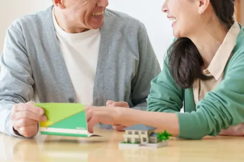 年末年始は帰ってこれないというので、私と妻で「100万円ずつ」孫にお金を送金しました。110万円以下なので、特に問題はないですよね？