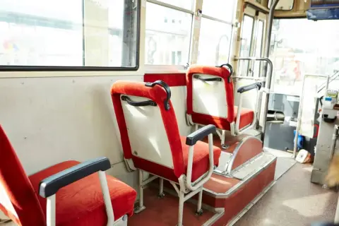 バスで「子ども料金120円」を払おうとしたら、「現金不可です」と断られた！ 親のパスモで“一緒に払う”ことはできないの？ バスの「完全キャッシュレス化」が進む背景とは