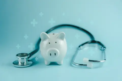 今年の医療費は「9万8000円」…あと“5000円”払えば「医療費控除」でお得になりますか？「年収500万円」の私は、いくら“税金が減る”でしょうか？ 還付額をシミュレーション