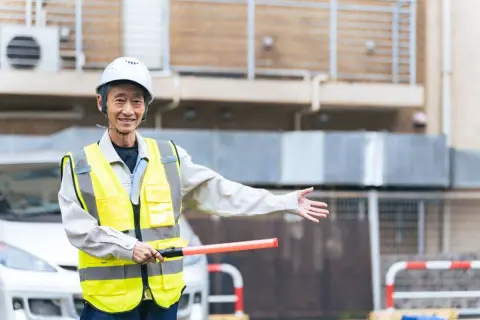 定年後に交通警備員になれますか？年収100万円稼ぎたいですが、時給はどのくらいでしょうか？