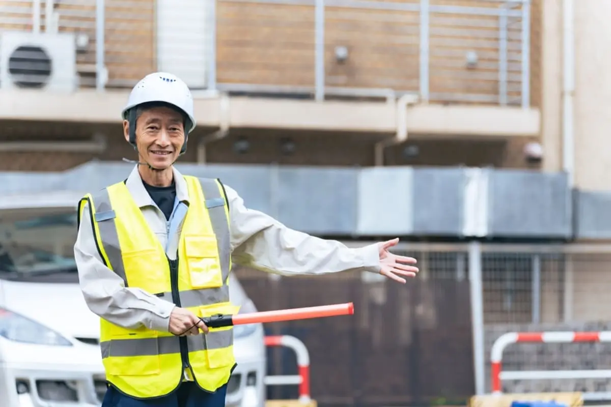 定年後に交通警備員になれますか？年収100万円稼ぎたいですが、時給はどのくらいでしょうか？