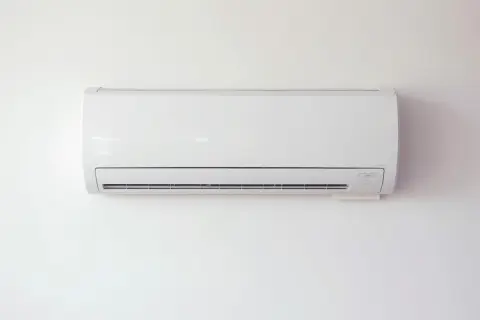 「部屋全体を暖めるエアコン vs 1人用電気毛布」冬の光熱費はどっちが安くなりますか？