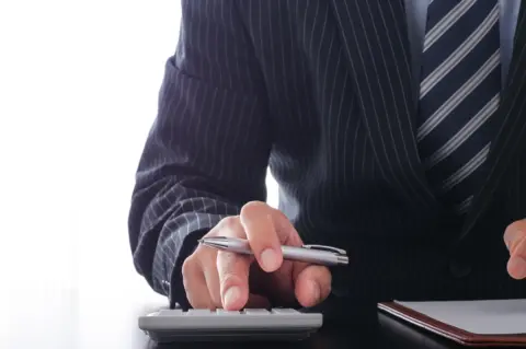 “公務員は安定しててずるい”は本当？ 実際の平均年収はいくらなの？ 待遇・激務のリアルを整理