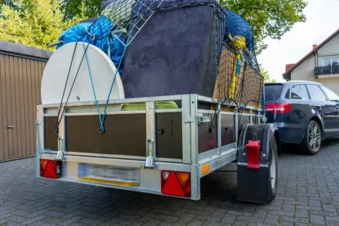 いらなくなった家具を粗大ごみに出そうとしたら、母から「無料の不用品回収に頼んだら？」と言われました…お金がかからないのは魅力ですが、本当に大丈夫でしょうか？