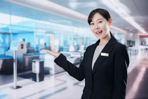 空港でグランドスタッフとして働く友人は“キャビンアテンダント”を夢みています。仕事内容は違っても同じ会社なのに、キャビンアテンダントのほうが「年収100万円」も高いって本当でしょうか？