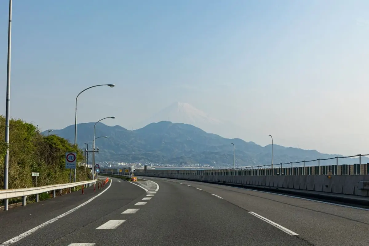【実録】高速道路で「追い越し車線」を走り続ける車が！→パトカーに停められてたけど「スピード違反」じゃないのに、いったいナゼ？「反則金6000円」になる線引きを確認