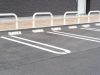 観光地で「コンビニの駐車場」に2時間駐車→戻ってから「罰金3万円」の張り紙にビックリ！ お店で「5000円分」は買い物済みなのに、さらに“駐車代”も払うんですか？ 利用時の注意点とは