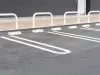 観光地で「コンビニの駐車場」に2時間駐車→戻ってから「罰金3万円」の張り紙にビックリ！ お店で「5000円分」は買い物済みなのに、さらに“駐車代”も払うんですか？ 利用時の注意点とは