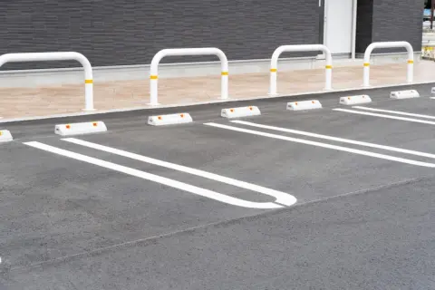 観光地で「コンビニの駐車場」に2時間駐車→戻ってから「罰金3万円」の張り紙にビックリ！ お店で「5000円分」は買い物済みなのに、さらに“駐車代”も払うんですか？ 利用時の注意点とは