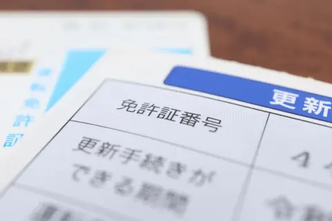 運転免許証はほとんど身分証代わりに使っているのですが、マイナンバーカードがあれば必要ないでしょうか？ 先日免許証更新を忘れてしまい、どうしようか迷っています