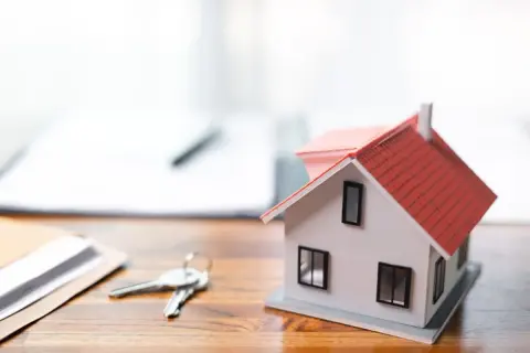 東京で手取り25万円で働く息子の家賃が「月10万円」と聞いて驚き！ 年金暮らしで私たちも苦しいのですが、支援してあげた方がいいでしょうか…？