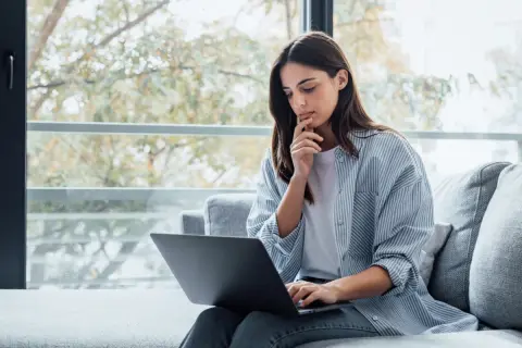 婚活中の30代女性です。友人に「同年代で“年収800万円以上”の相手を求めるのは厳しいよ」と言われました…都内で生活していくならこれくらい必要だと思うのですが、条件を変えたほうがいいでしょうか…？