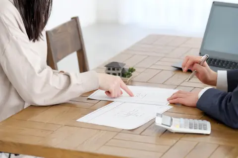 実家を相続したい弟が私に「100万円払えばいい？」というけれど…それって本当に公平？　遺産分割協議はどう進めていくべきか解説