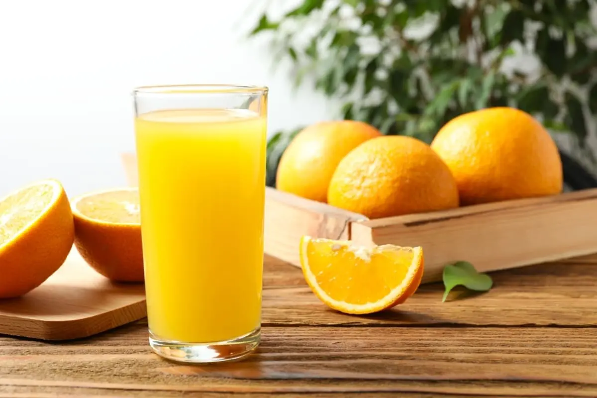 【驚き】スーパーで「オレンジジュースだけ160円」に衝撃…“リンゴ・グレープ”は「96円」なのに、なぜオレンジだけ“値上がり”してる？ 価格高騰の理由・今後の見通しを解説