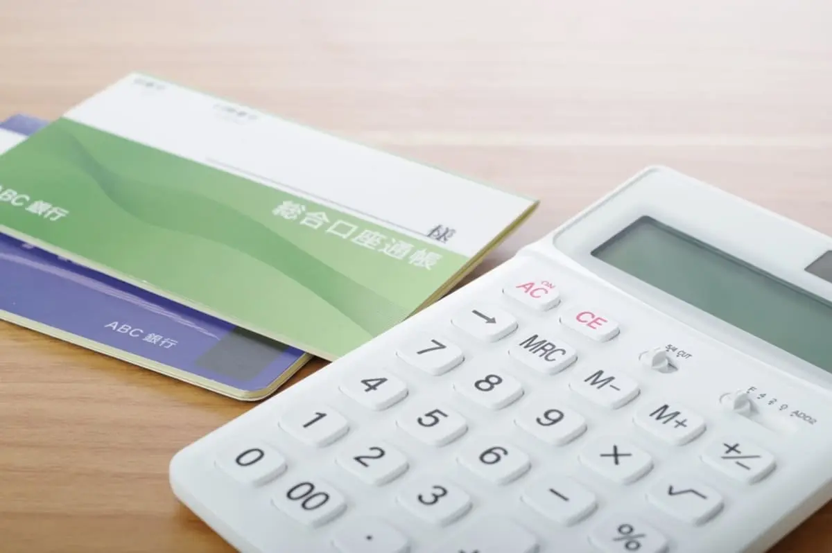 「生活費なら税金はかからない」と言って、祖父が毎月10万円送金してくれます。使い切れずほとんど貯金したままになっているんですが、問題ないでしょうか？