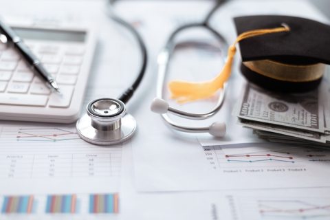 従来の健康保険証がついに期限切れ！ マイナ保険証も資格確認書も持ってない場合は10割負担するしかないの？