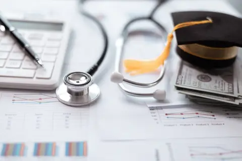 従来の健康保険証がついに期限切れ！ マイナ保険証も資格確認書も持ってない場合は10割負担するしかないの？