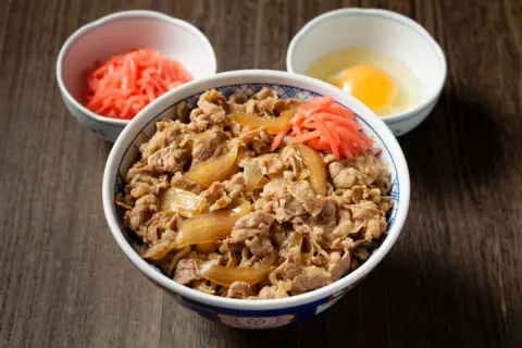 「お小遣い3万円」のサラリーマン…ランチは「吉野家・コンビニ・マック」どれが“コスパ最強”？ 今どき「ワンコイン」で食べられる店は少ない!? ランチ代の節約術も確認