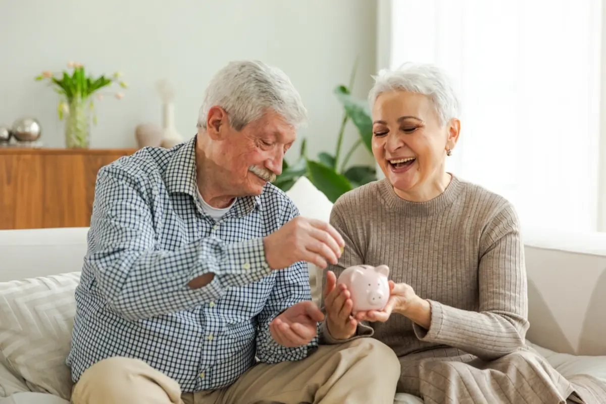 70代の母が「お金はあるから大丈夫」と言いますが、通帳は見せてくれません。年金の平均受給額っていくらなのでしょうか？