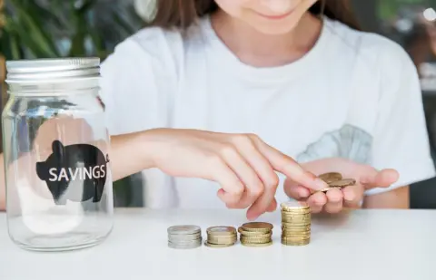 43歳の共働き夫婦・子ども5歳、予想したより貯金ができていません。「教育費」と「老後資金」どちらを優先すべきですか？