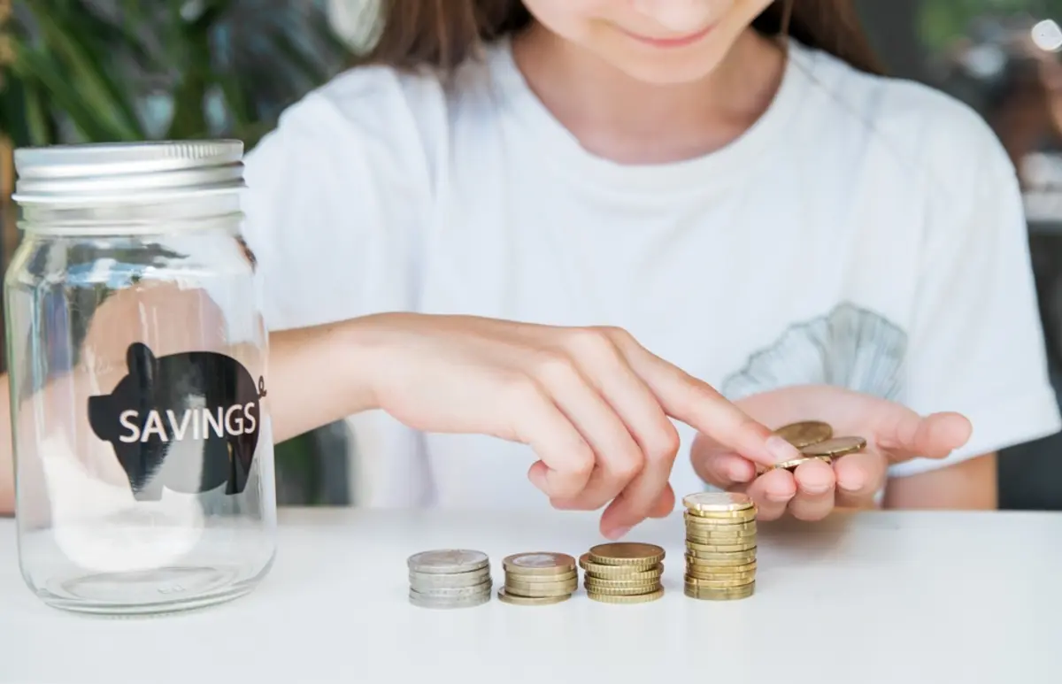 43歳の共働き夫婦・子ども5歳、予想したより貯金ができていません。「教育費」と「老後資金」どちらを優先すべきですか？