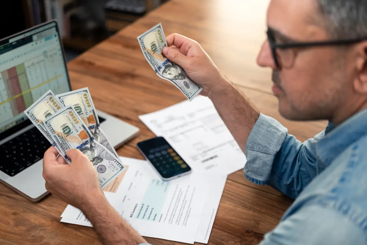 夫が「家計は俺が管理する」と言い張ります。40代夫婦で子どもなし、生活費が「月30万円」かかっていますが大丈夫でしょうか…？