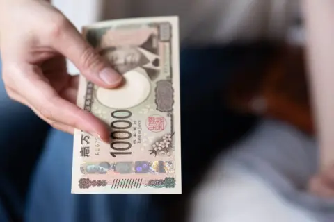 年末年始に帰省する予定でいたら「帰ってくるなら滞在費を払ってね」と親に言われました。いくらくらい渡せばいいんでしょうか？