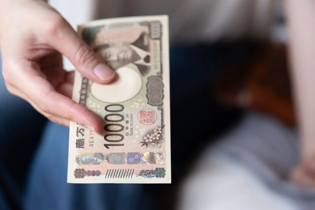 年末年始に帰省する予定でいたら「帰ってくるなら滞在費を払ってね」と親に言われました。いくらくらい渡せばいいんでしょうか？