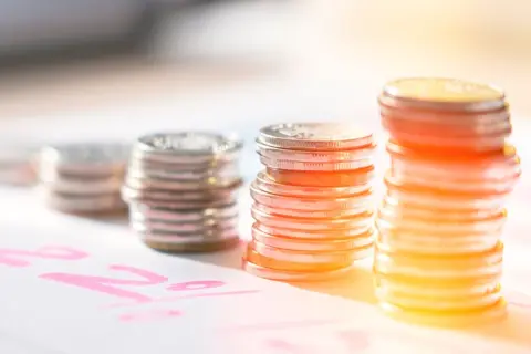 銀行の定期預金が満期になった同僚。100万円を“定期預金で延長”するか、“インデックス投資へ変更”するか、10年後の差はいくら？