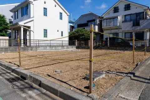 弟夫婦から「実家の土地」に“5000万円の家”を建てたいと相談が！ 両親は「安心する」と喜んでいますが、独身で“長男の自分”が相続する予定の土地ですし、トラブルにならないでしょうか…？