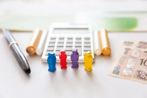 「父の遺産3000万円」は“すべて母親”が相続予定だったのに…姉妹で「相続放棄」の予定が、急に「父の兄」が相続人と名乗り上げ！「母のため」が裏目に出る理由とは？ 注意点を確認