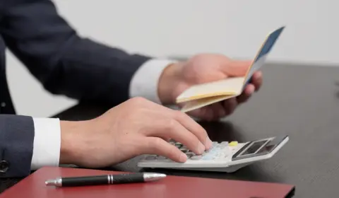 同じ大学を出た友人が「正社員」として私より年収を「300万円以上」多くもらっています。派遣社員との年収差ってこんなにあるものでしょうか…？