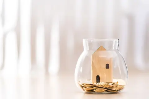 貯金はほぼゼロですが、年金15万円・独身・住まいは市営住宅です。老後の貯金がなくてもやっていけますか？