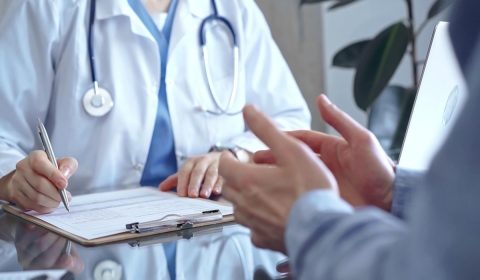 66歳の母が手術・入院予定。「医療費は20万円くらい」と言われ不安でいっぱいに。高額療養費制度が使える場合と使えない場合がると聞いたのですが、本当ですか？