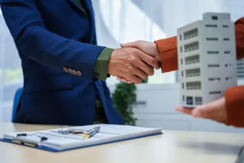 親のアパートを相続して売却した場合、手元にどれくらいお金が残るのか知りたいです。税金や手続き費用を差し引くと、かなり減るのでしょうか？