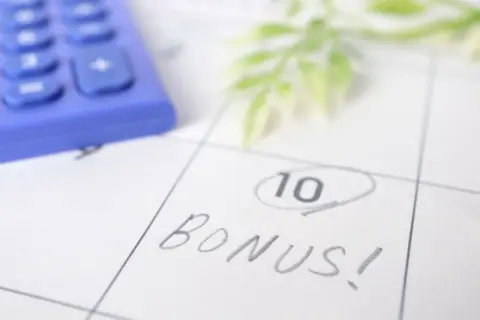 新卒1年目「ボーナス30万円」から引かれた額にショック！「家賃1ヶ月分が消えてる…」額面・手取り額の“差額”はどのくらい？ 引かれる内訳を確認