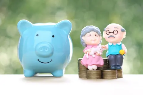 退職金1800万円が振り込まれ、子どもに「夫婦で日本一周すれば？」と言われています。老後資金として1500万円残せばいいでしょうか？