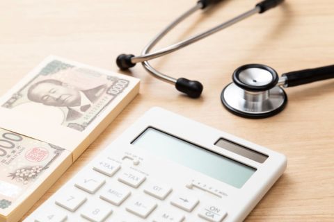 夫が“20日入院”で「20万円」ほどかかる予定です。わが家は「年収500万円」ですが“高額療養費制度”でどれだけ負担を抑えられますか？ 民間の保険は未加入ですが、大丈夫でしょうか？