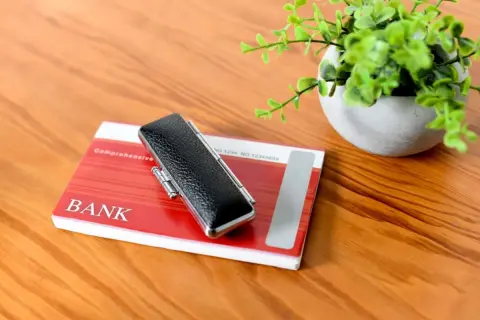 妻が「180万円」の高級バッグを買うそうなので私の口座から「200万円」を送金しました。家族間なので贈与税はかかりませんよね？