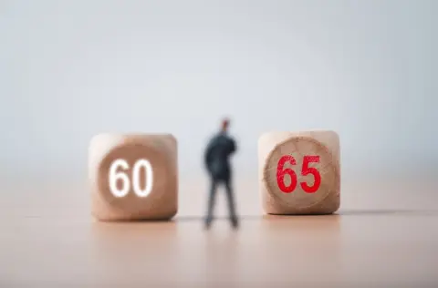 【平均年収】65歳以上でも「平均年収・729万円」の業界があると聞き驚き！ 2位は「情報通信業・547万円」3位「金融業・511万円」…1位の業界は？ 全年齢の平均は“478万円”！