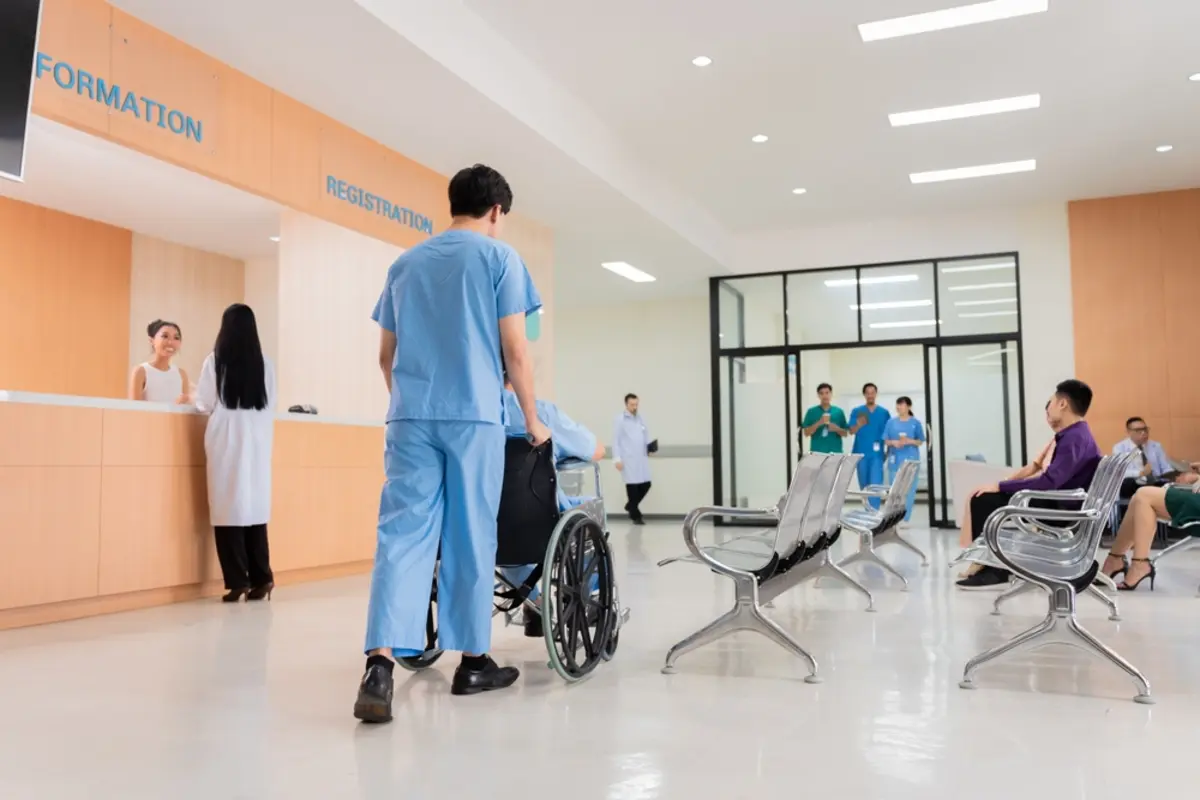 夫がけがをして、半年ほど通院に付き添っていました。電車移動だったのですが、私の交通費も医療費控除の対象ですか？