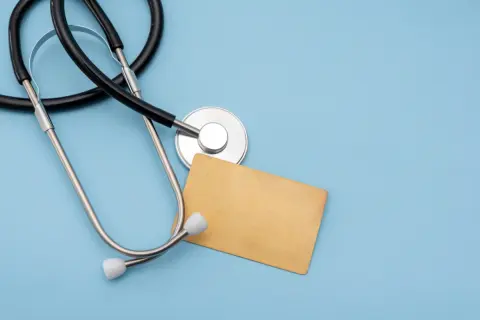 マイナ保険証に変えたのですが、高額療養費制度の申請は必要でしょうか？ 今度病院にかかる予定があり、給与所得の変化が反映されているか不安です。