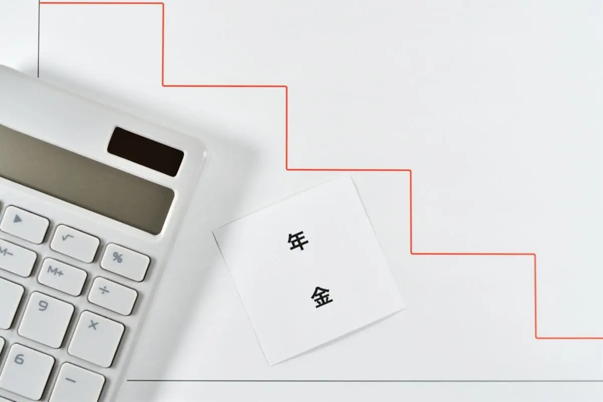 70代の友人が「稼いだら年金を減らされた」と言っていました。「年金＋収入」が50万円近いということですか…？ 現役時代かなり稼いでいたのでしょうか？