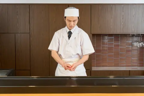 カウンターで一人「3万円」する“高級寿司屋の大将”。年収「1000万円」を超えるって本当でしょうか？