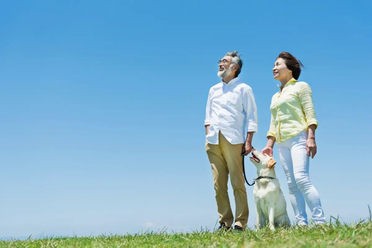 夫婦2人の老後生活に最低限必要な生活費は月額「約24万円」。年金だけでカバーできる人の割合はどれくらい？ ゆとりある老後生活にはいくら必要？