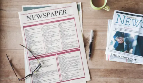 実家は新聞を取り続けています。ニュースはテレビでも見てますし、年間5万円近い出費は見直すべきと思うのですが、続けるべき支出なのでしょうか？