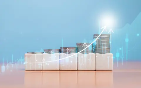 同僚が「冬ボーナス80万円」を、NISAで“オルカン”に一括投資！「積立」じゃなくて大丈夫？ 毎年・毎月の場合で「過去7年分」成績を比較